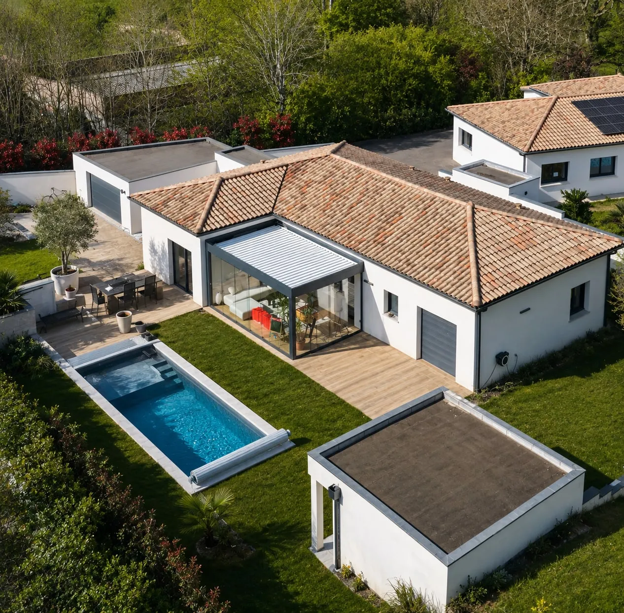 La maison de Montrabé vue depuis le jardin, piscine au premier plan.