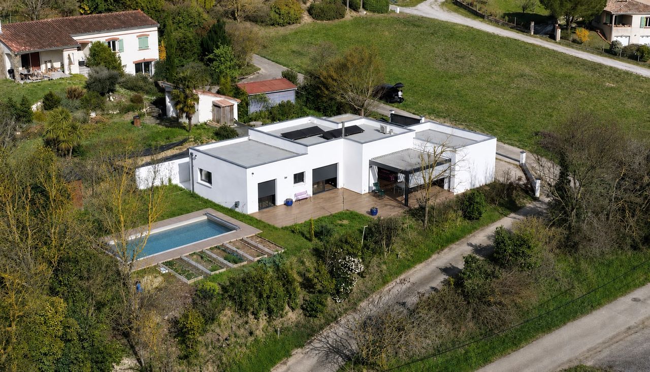 Maison personnalisée réalisée à Venerque par GMR Projets Immobiliers, vue par drone avec sa piscine et sa terrasse.