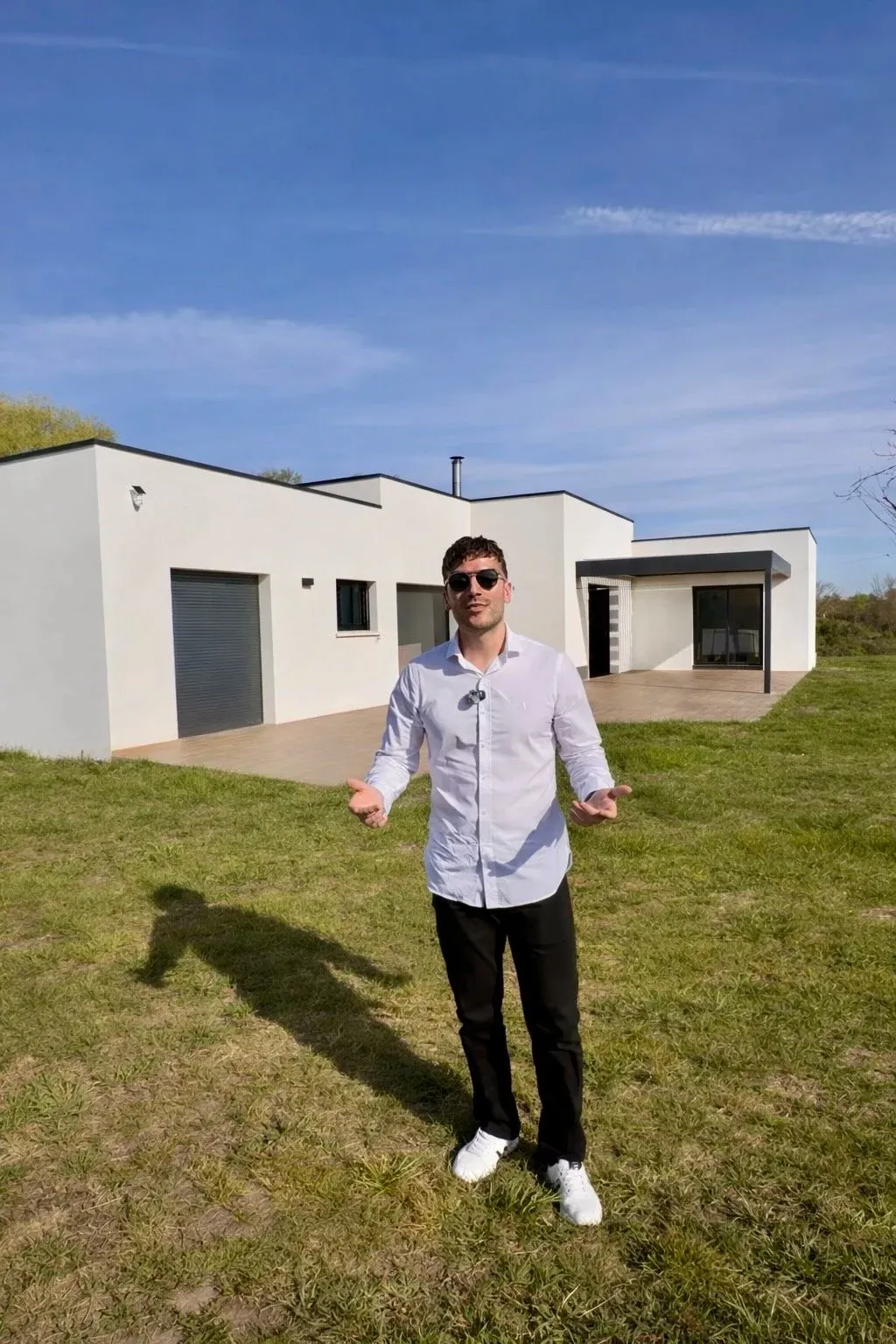 Thomas Gamero devant la maison personnalisée de Venerque accompagnée par GMR.